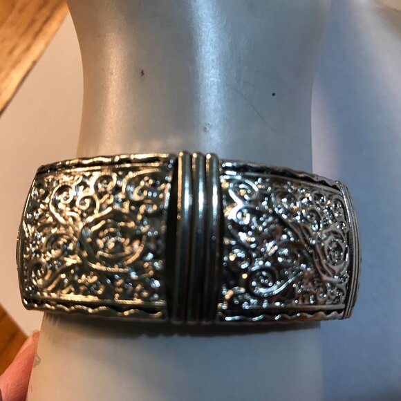 Bundle TWo vintage stretch bracelets 1" wide Gold and silver tone - Picture 2 of 6